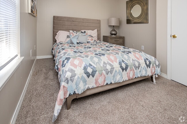 2BR, 2BA - 1,089SF