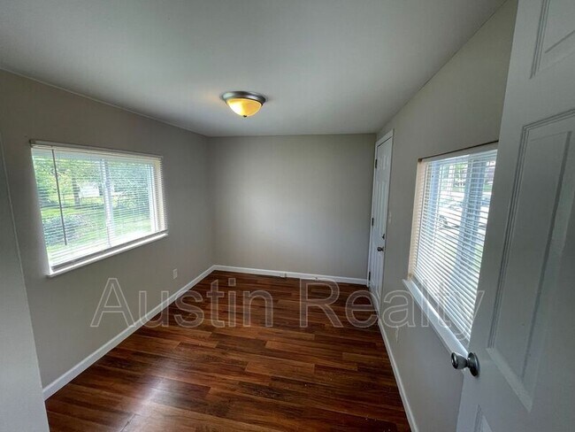 Photo - 1551 N Hanley Rd