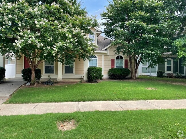 Building Photo - 1046 Elm Dr Rental