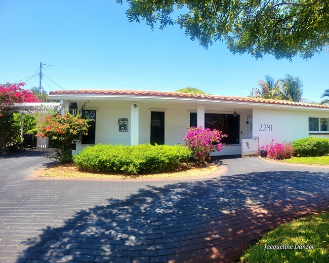 Building Photo - 2241 NE 38th St Unit Charming 3-Bed, 2-Bath Ho