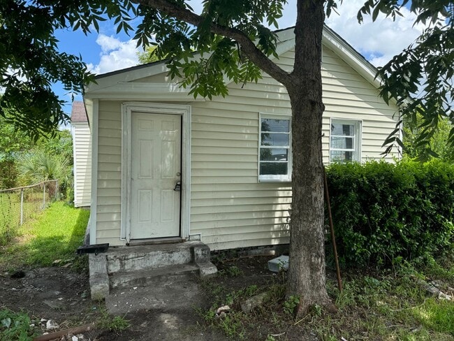 Building Photo - Ranch close to Downtown Rental