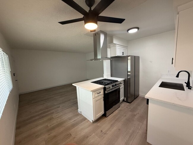 Building Photo - MOVE IN SPECIAL - Spacious, Fully Remodele... Unit 13 Rental