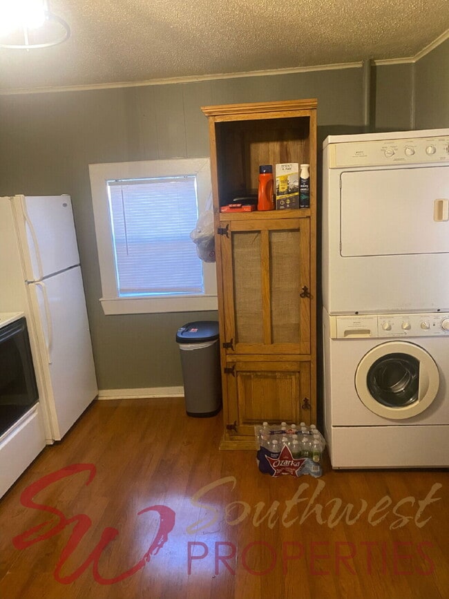 Photo - One bedroom home with great backyard!