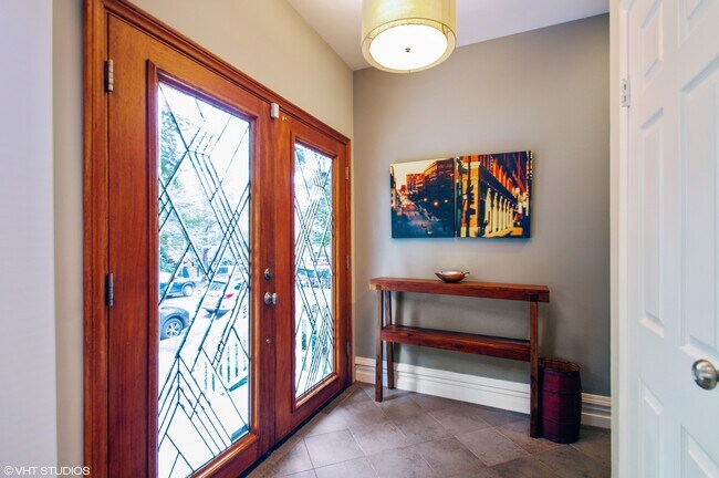 Photo - 1918 W Melrose St