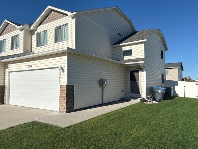 Building Photo - 4 BEDROOM, 3.5 BATHROOM SADDLE RIDGE TOWNH...
