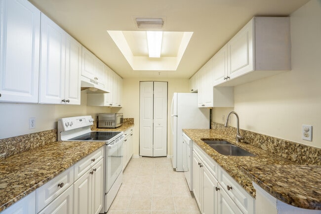 Building Photo - 1300 Crestwood Ct S Unit 1304