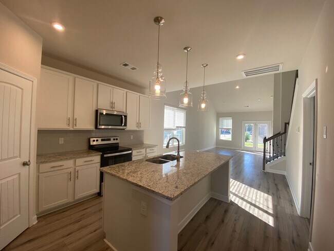 Photo - End Unit Townhome in Lebanon / 3 Spacious Bedrooms / Loft Area / 1 Car Garage / Back Patio