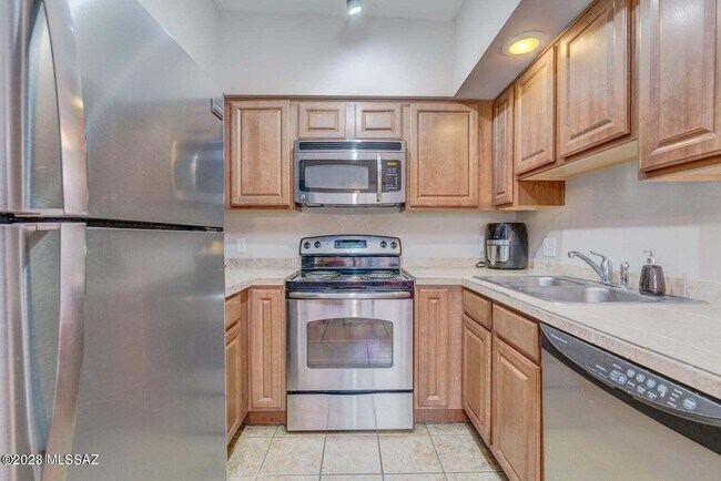 Photo - 1810 E Blacklidge Dr Unit 608