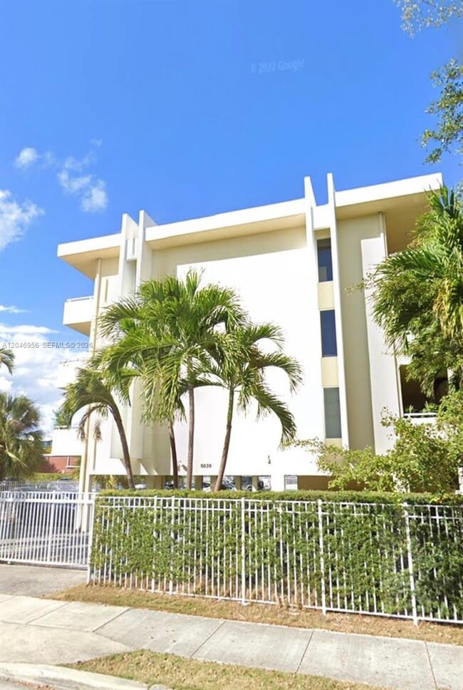 Building Photo - 5839 SW 74th Terrace Unit 104