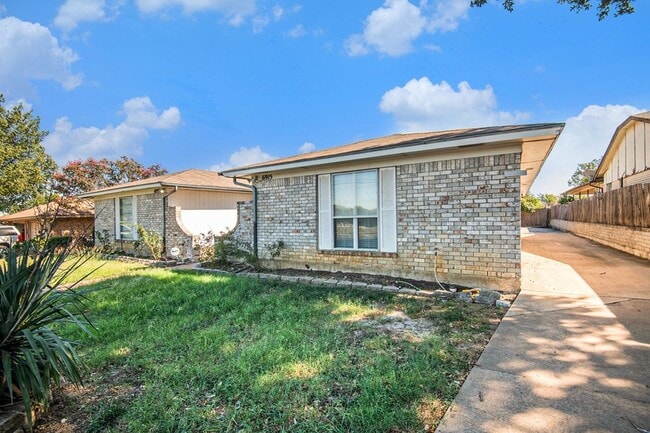 Building Photo - 6915 W Cleburne Rd