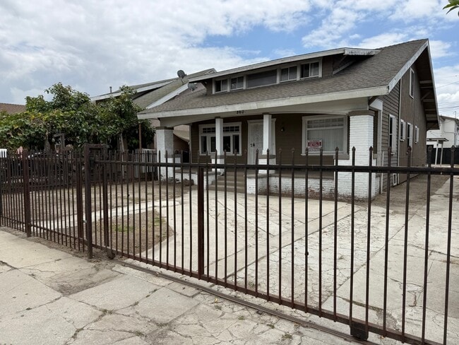Photo - 860 W 56th St Unidad 1