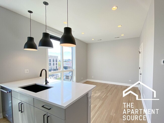 Photo - 1050 W Cornelia Ave Unit 402