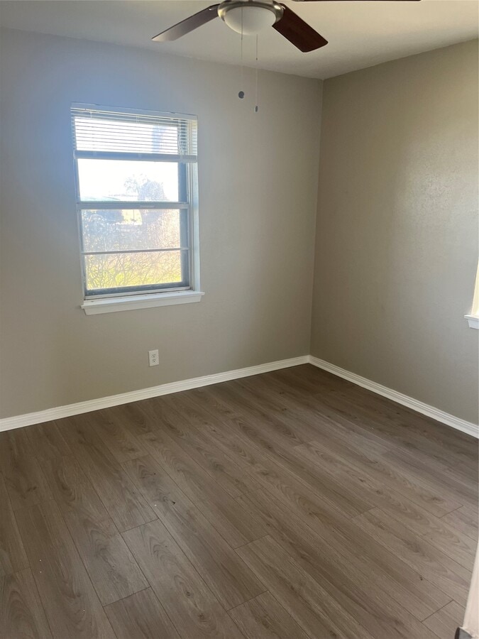 Photo - 402 Thompson Dr