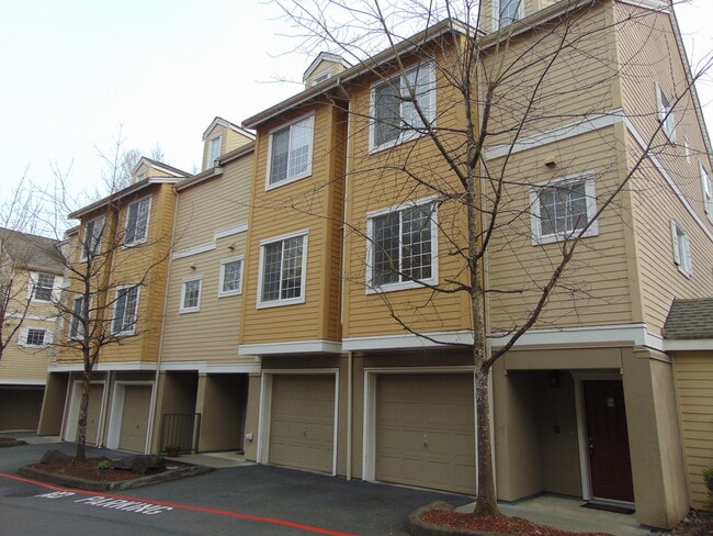 Building Photo - 1800 NE 40th St