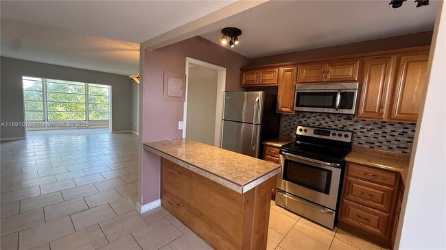Building Photo - 8500 Sunrise Lakes Blvd Unit 303