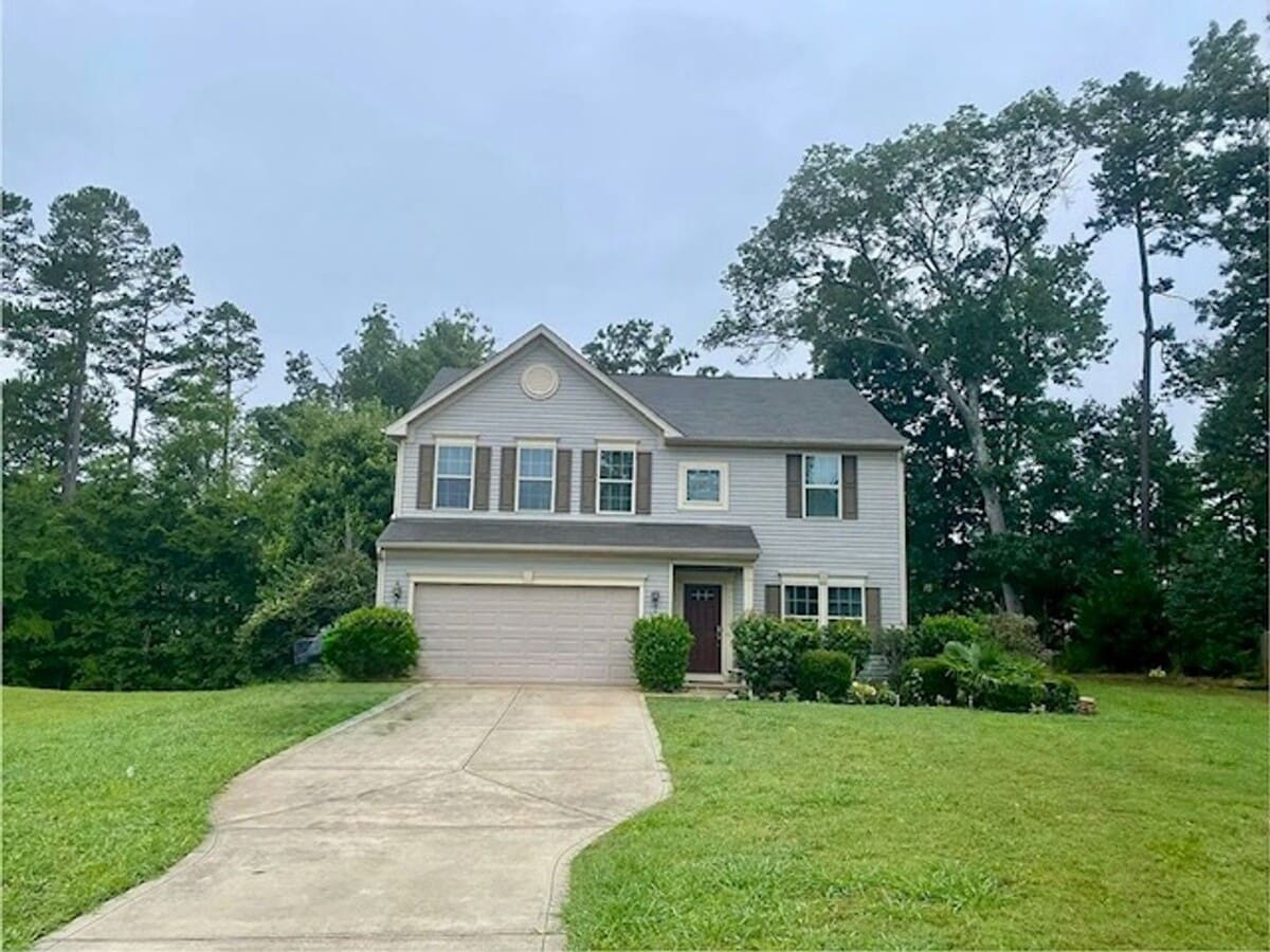 Spacious 4-Bedroom Home with Sunroom, Deck... - Spacious 4-Bedroom Home with Sunroom, Deck...