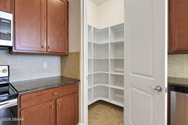 Photo - 716 Aldenham Ln