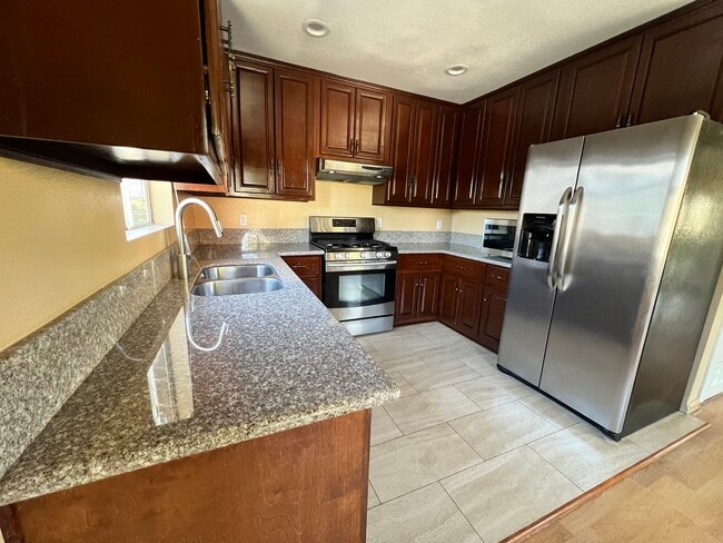 Building Photo - 5646 La Mirada Ave Unit 2