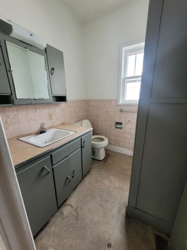 $825 - 3 bed 1 bath - Single Family Home - $825 - 3 bed 1 bath - Single Family Home