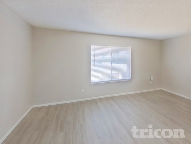Photo - 1628 E St Anne Ave