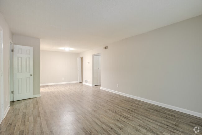 1BR, 1BA - 902SF - Living Room - Royal Manor Apartments