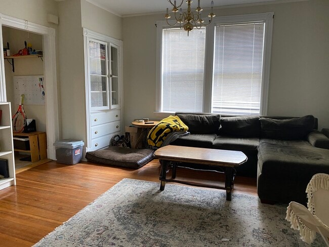 Building Photo - 19 Thorndike St Unit 4