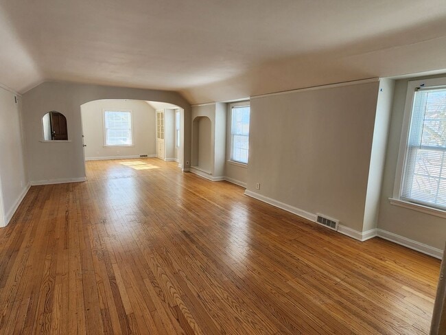 Photo - Shorewood 2 bedroom upper