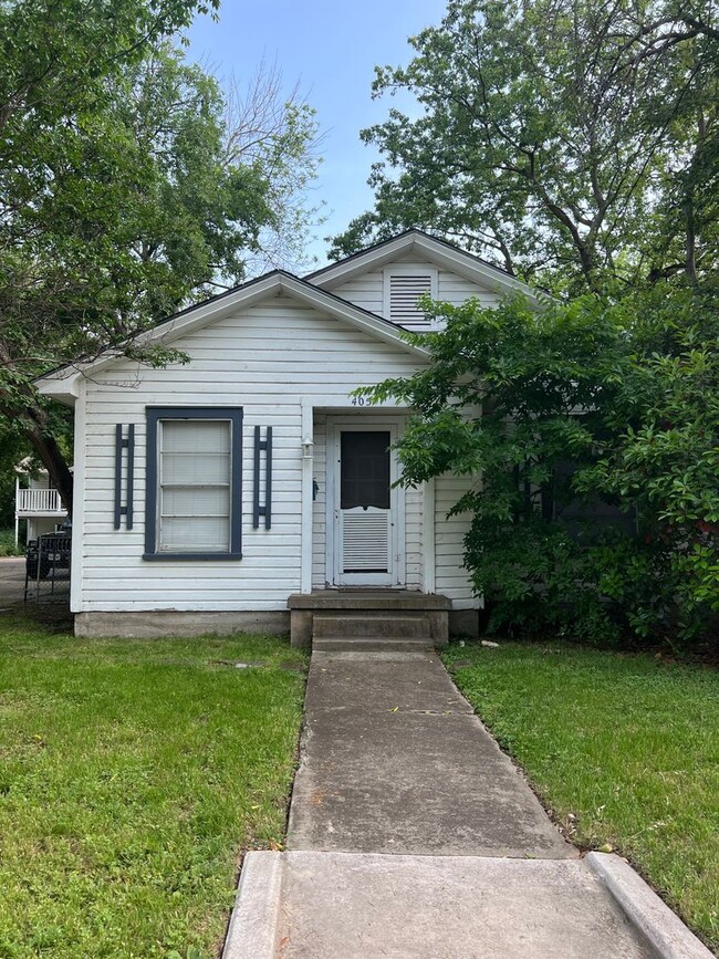 2 Bed 1 Bath - CLOSE TO DENTON SQUARE - 2 Bed 1 Bath - CLOSE TO DENTON SQUARE House