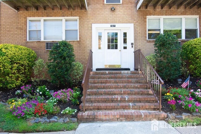 Building Photo - 9 Koster Blvd Unit 36-2A