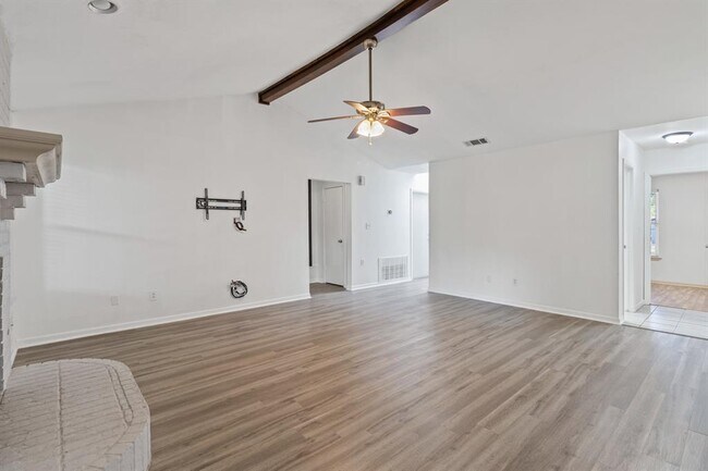 Photo - 1605 Windrift Way