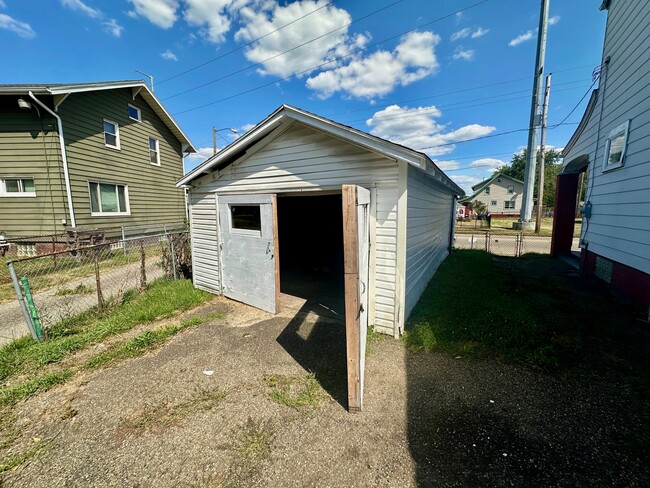 Photo - 323 Belden Ave SE