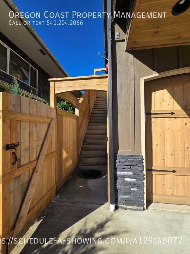 Photo - 350 NW Alder St