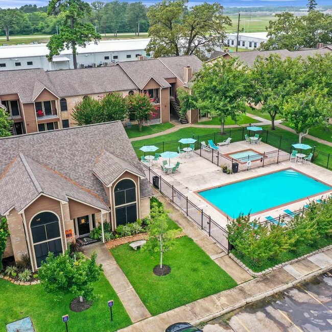 Foto aérea de la oficina & la piscina - The Brazos Apartments