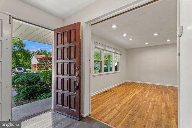 Photo - 4631 Hawksbury Rd