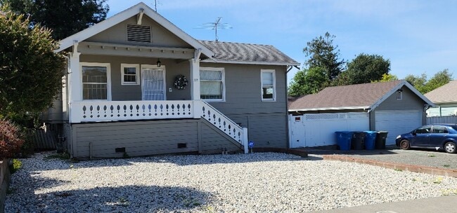 Large Sunny 4 Bedroom 3 Bath Country Style... - Large Sunny 4 Bedroom 3 Bath Country Style...