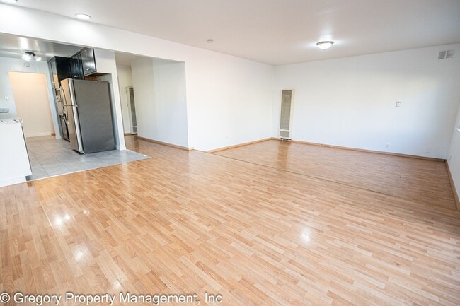 Building Photo - 2211 Pacific Ave Unit Apt B