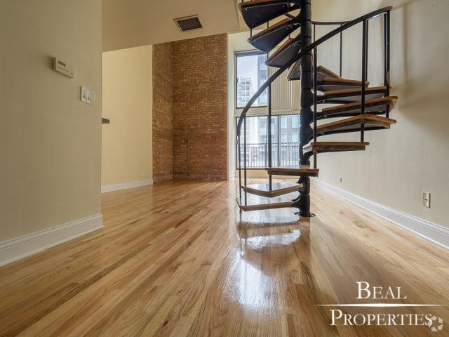 Building Photo - 1 bedroom in CHICAGO IL 60610 Unit H5 Rental