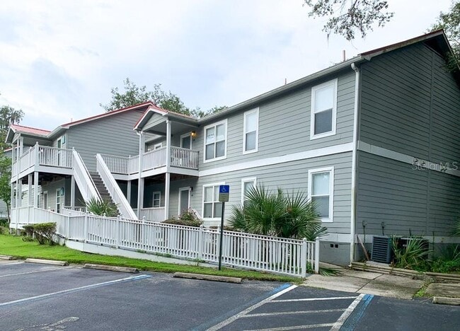 Building Photo - 2905 SW Archer Rd Unit 4002