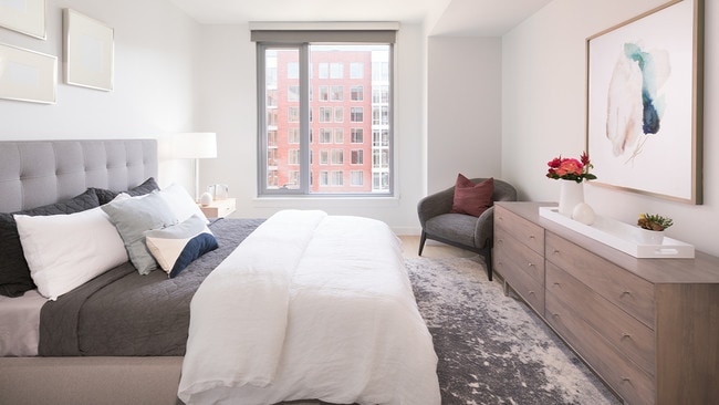 Habitación con cama King con ventanas de gran tamaño