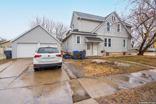 Building Photo - 702 S Commercial St Unit 702 S. Commercial St.