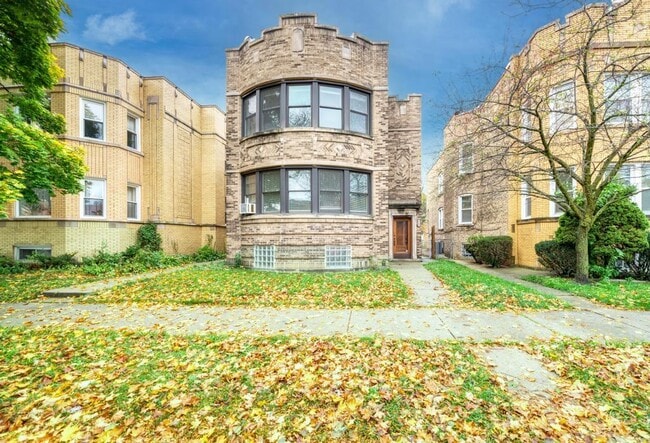Building Photo - 6738 N Rockwell St Rental