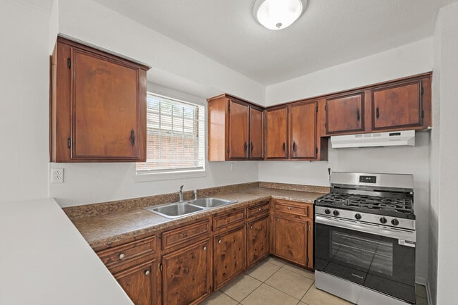 Building Photo - 6114 1/2 Octavia Street Rental