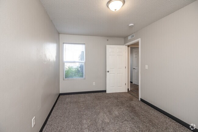 4 habitaciones, 2 baños - 1150 pies cuadrados - Primer dormitorio - Miller Avenue Estates