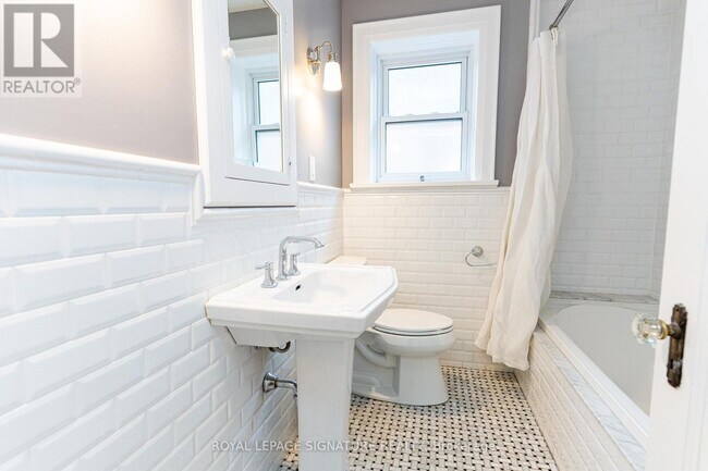 Photo - 184 Lawrence Ave E