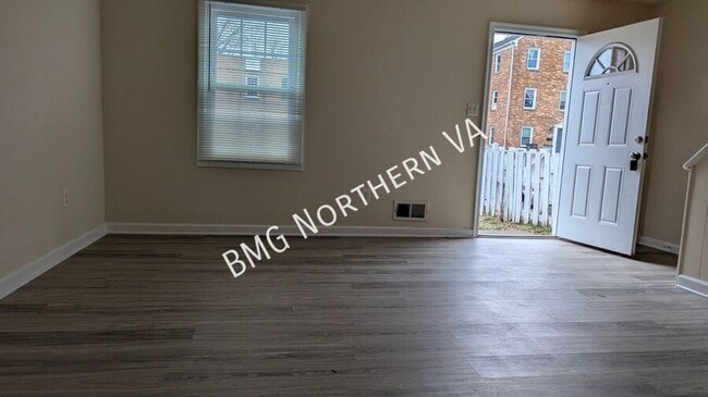 Photo - 9819 Town Ln