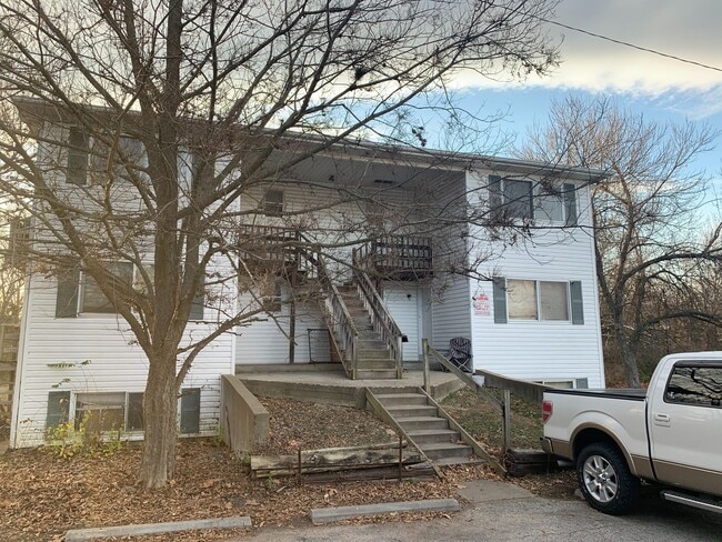 Building Photo - Updated 2 Bedroom 2nd Floor Apartment Unit 2900 Lawnridge Ct Apt B