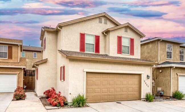 Building Photo - Fully Furnished 3 Bedroom / 2.5 Bath Two Story Home