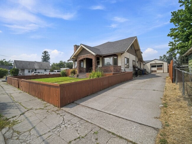 Building Photo - Beautiful 3BR Home with 2.5 Baths in North Spokane