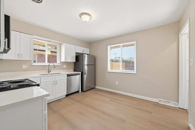Photo - $2,340.95 with $300 Off the First Month's Rent, 5 Beds - 2 Bath, Multiplex in Littleton with Shar... Unit #5571
