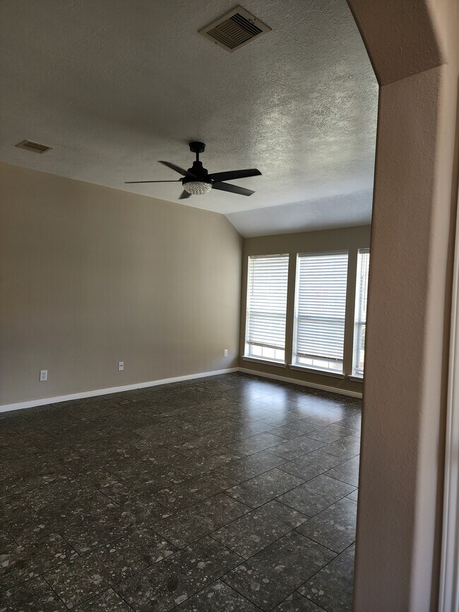 Sala de estar, muchas ventanas. - 1714 Village Townhome Dr
